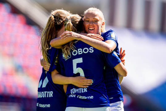 Andrine Tomter of Vålerenga celebrates with teammate Synne
