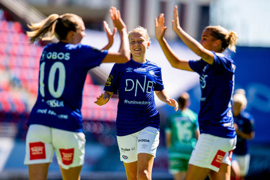 Amanda Jacobsen Andradóttir of Vålerenga celebrate