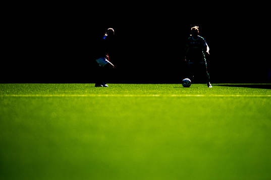 Andrine Tomter of Vålerenga and Marie Hella Andresen of