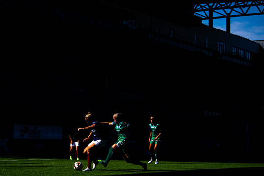 Elise Thorsnes of Vålerenga and Julie Austdal of Klepp