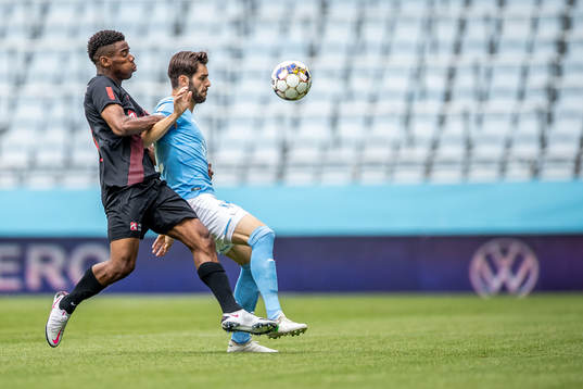 Midtjyllands Raphael Onyedika omg Malmö FFs Adi Nalic