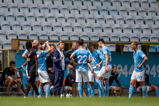 Malmö FFs huvudtränare Jon Dahl Tomasson i samtal med