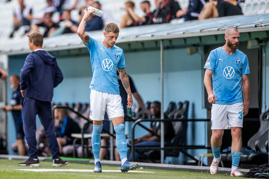 Malmö FFs Sören Rieks kastar en flaska