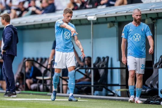 Malmö FFs Sören Rieks kastar en flaska