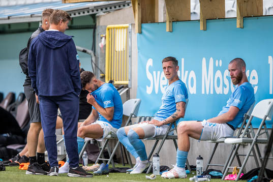 Malmö FFs huvudtränare Jon Dahl Tomasson i samtal med