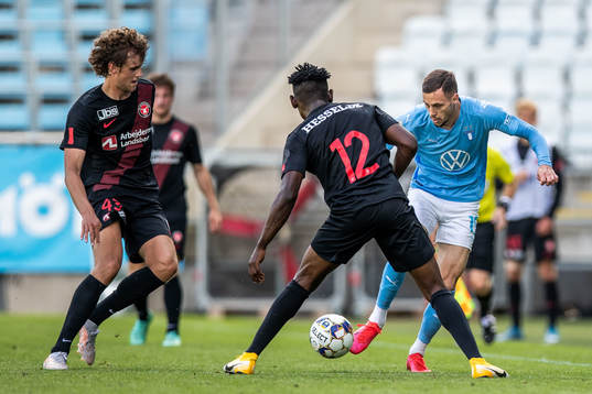 Malmö FFs Anders Christiansen driver med bollen mot