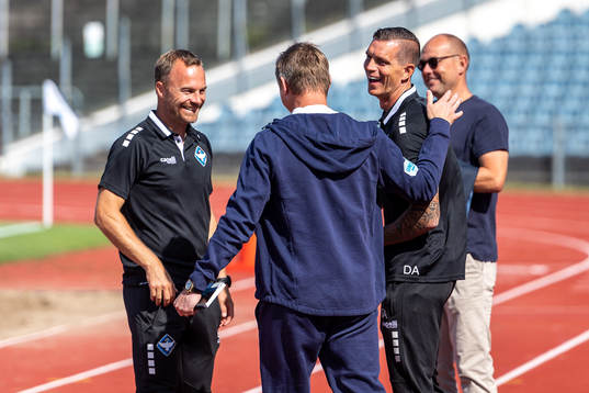 Malmö FFs huvudtränare Jon Dahl Tomasson hälsar på