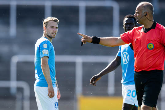 Malmö FFs Oscar Lewicki reagerar mot ett domslut