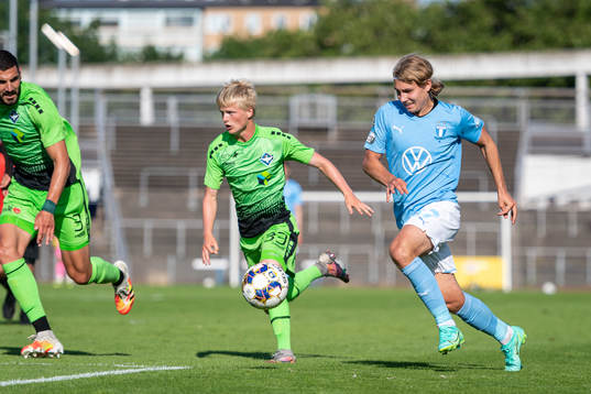 Malmö FFs Sebastian Nanasi mot Köges Nemanja Cavnic och