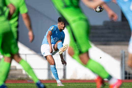 Malmö FFs Peter Gwargis med en frispark