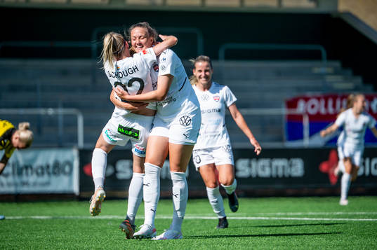 Rosengårds Stefanie Sanders jublar med Olivia Schough