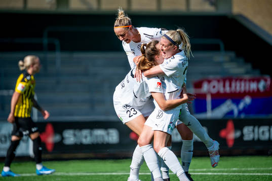 Rosengårds Stefanie Sanders jublar med Olivia Schough och