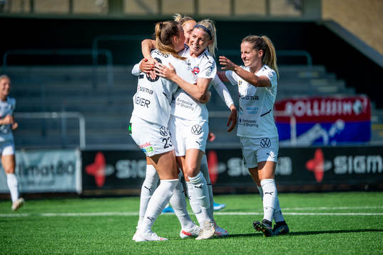 Rosengårds Stefanie Sanders jublar med Olivia Schough