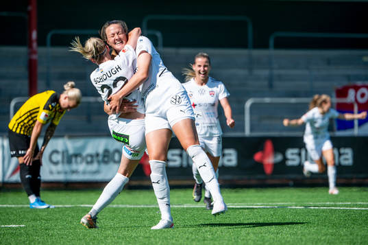 Rosengårds Stefanie Sanders jublar med Olivia Schough