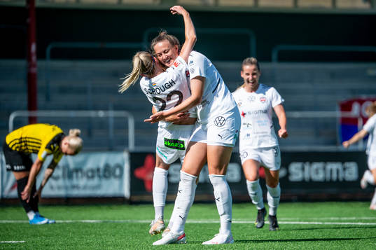 Rosengårds Stefanie Sanders jublar med Olivia Schough