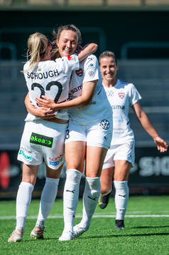 Rosengårds Stefanie Sanders jublar med Olivia Schough
