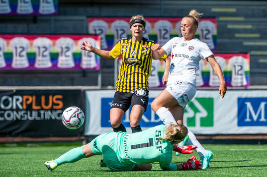 Rosengårds Hanna Bennison sätter 1-0 på Häckens