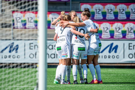 Rosengårds Hanna Bennison jublar med lagkamraterna