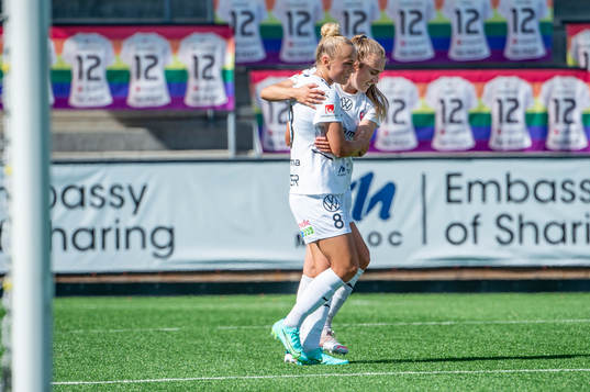 Rosengårds Hanna Bennison jublar med Fiona Brown