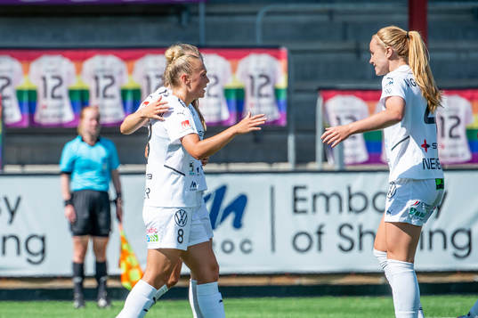 Rosengårds Hanna Bennison jublar med Fiona Brown och