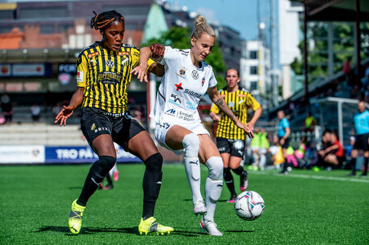 Häckens Evelyn Ijeh mot Rosengårds Nathalie Björn