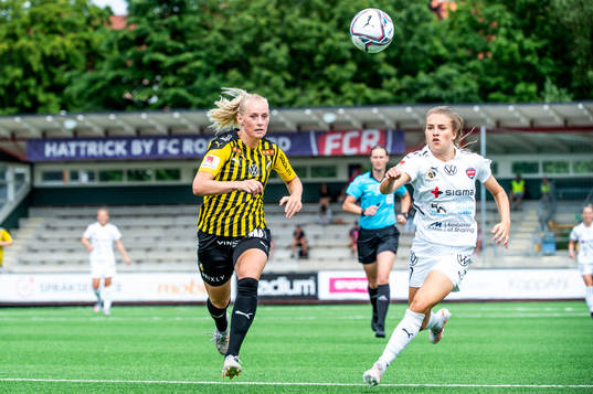 Häckens Stina Blackstenius mot Rosengårds Fiona Brown