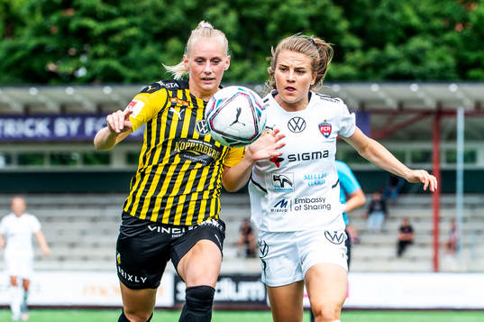 Häckens Stina Blackstenius mot Rosengårds Fiona Brown