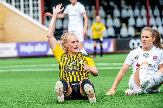 Häckens Stina Blackstenius och Rosengårds Fiona Brown