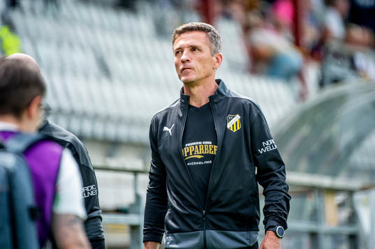 Häckens tränare Mats Gren innan fotbollsmatchen i