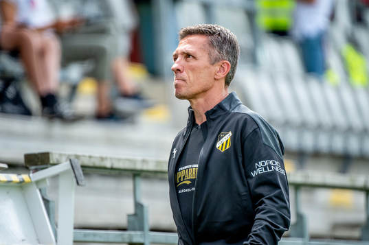 Häckens tränare Mats Gren innan fotbollsmatchen i