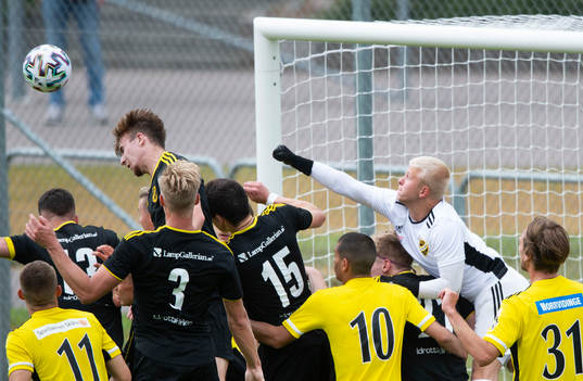 IFK Hässleholms målvakt Jacob Holmberg boxar bort bollen