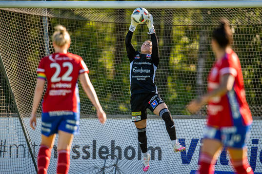 Vittsjös målvakt Sabrina D'Angelo räddar