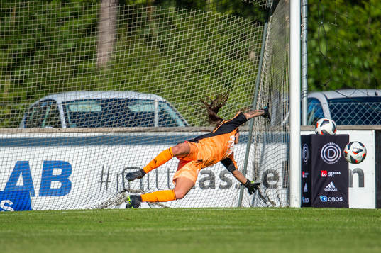 Djurgårdens målvakt Kelsey Daugherty räddar
