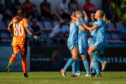 Djurgårdens Fanny Lång jublar med lagkamrater