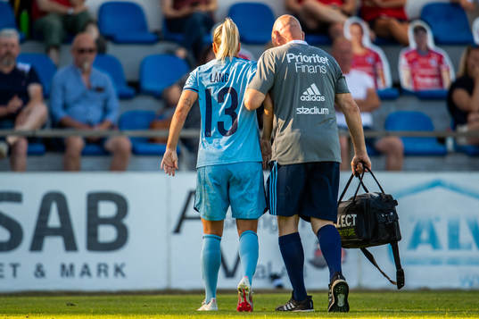 Djurgårdens Fanny Lång får hjälp av plan