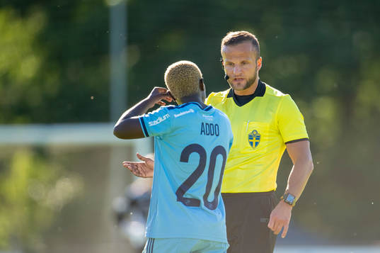Djurgårdens Elizabeth Addo och Domare Rinon Hasani