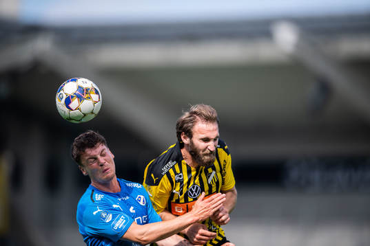 Halmstads Samuel Kroon och Häckens Oskar Sverrisson