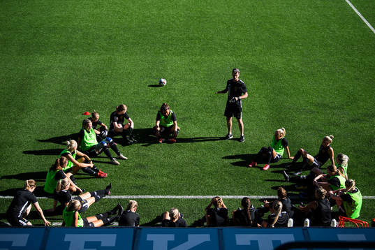 Tränare Joakim Carlsson instruerar spelarna