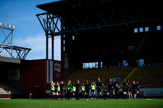 Tränare Joakim Carlsson instruerar spelarna