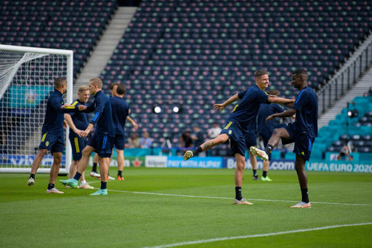 Mikael Lustig and Alexander Isak of the Swedish national