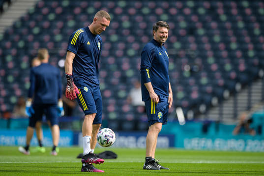 Robin Olsen and sports psychologist Daniel Ekvall of the