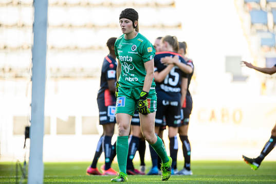 Örebros målvakt Tove Enblom deppar