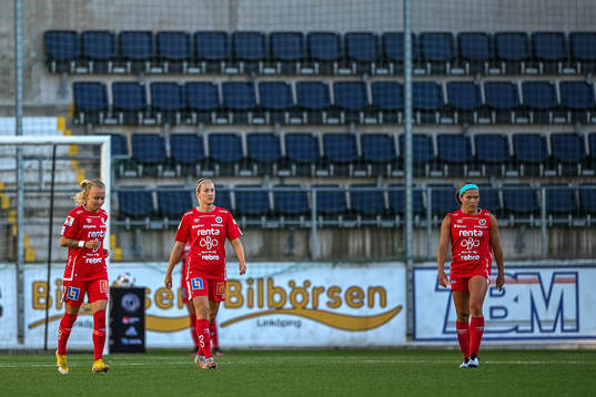 Örebros Sanna Kullberg och Carly Wickenheiser deppar