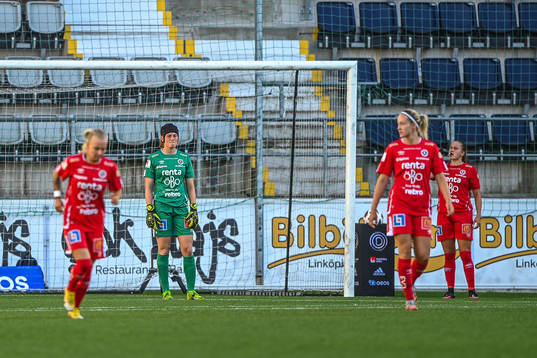 Örebros målvakt Tove Enblom deppar
