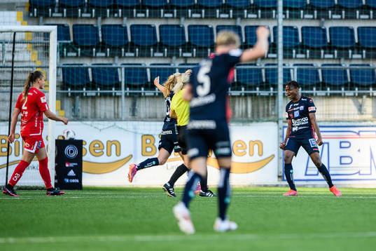 Linköpings Uchenna Grace Kanu jublar