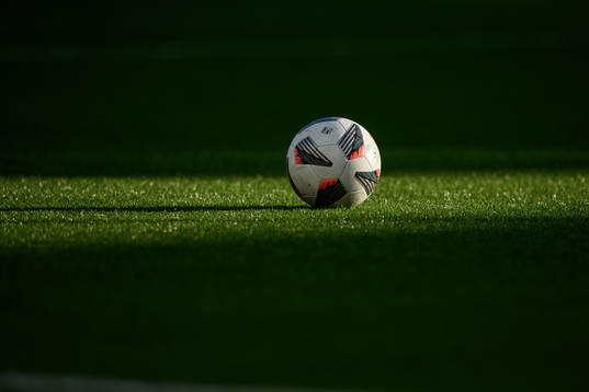 En fotboll på konstgräs