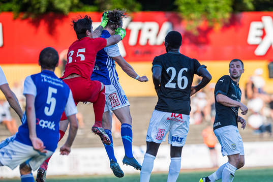 Sölvesborgs målvakt Anton Kjelsson räddar och