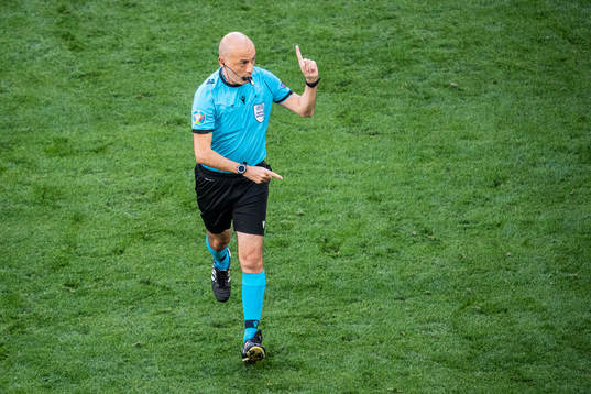 Referee Cuneyt Cakir