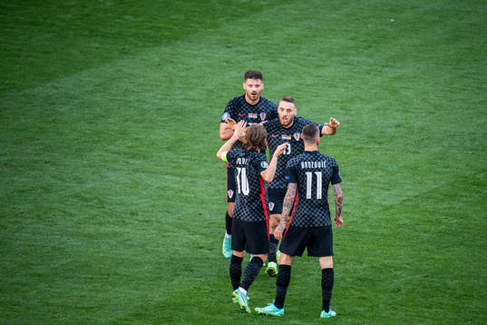 Luka Modric and Nikola Vlasic of Croatia celebrates 1-0