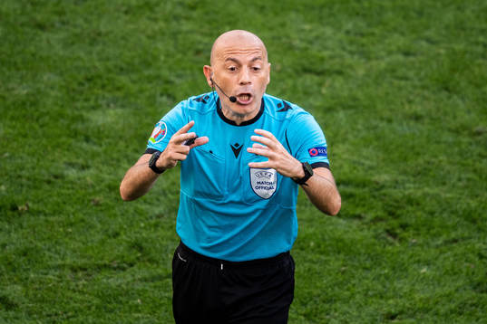 Referee Cuneyt Cakir